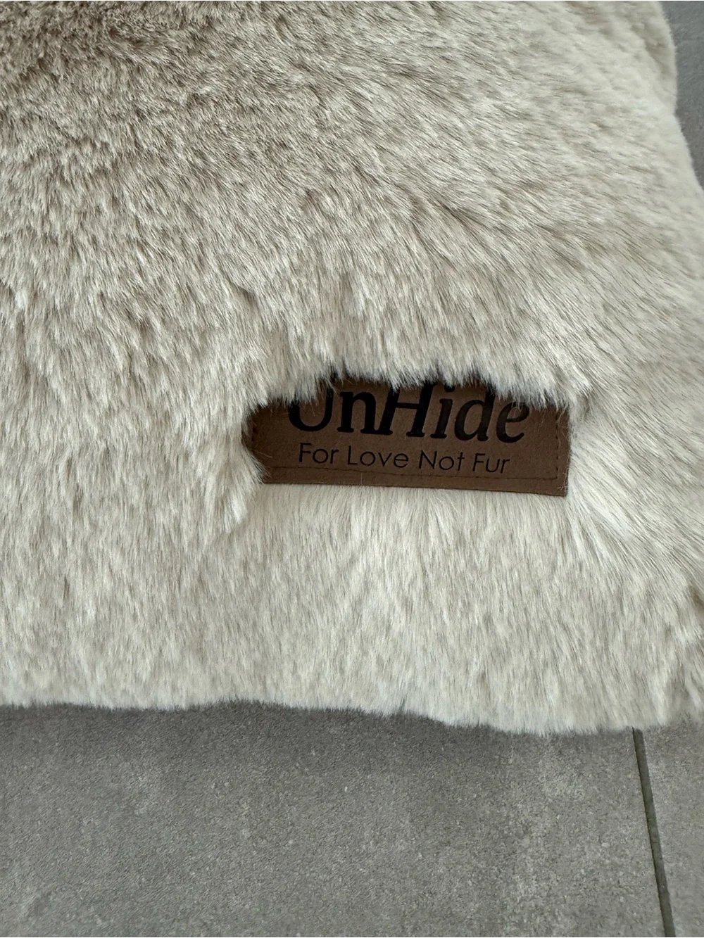 Unhide NEW Floof Pillow Pet Bed $179 MSRP
